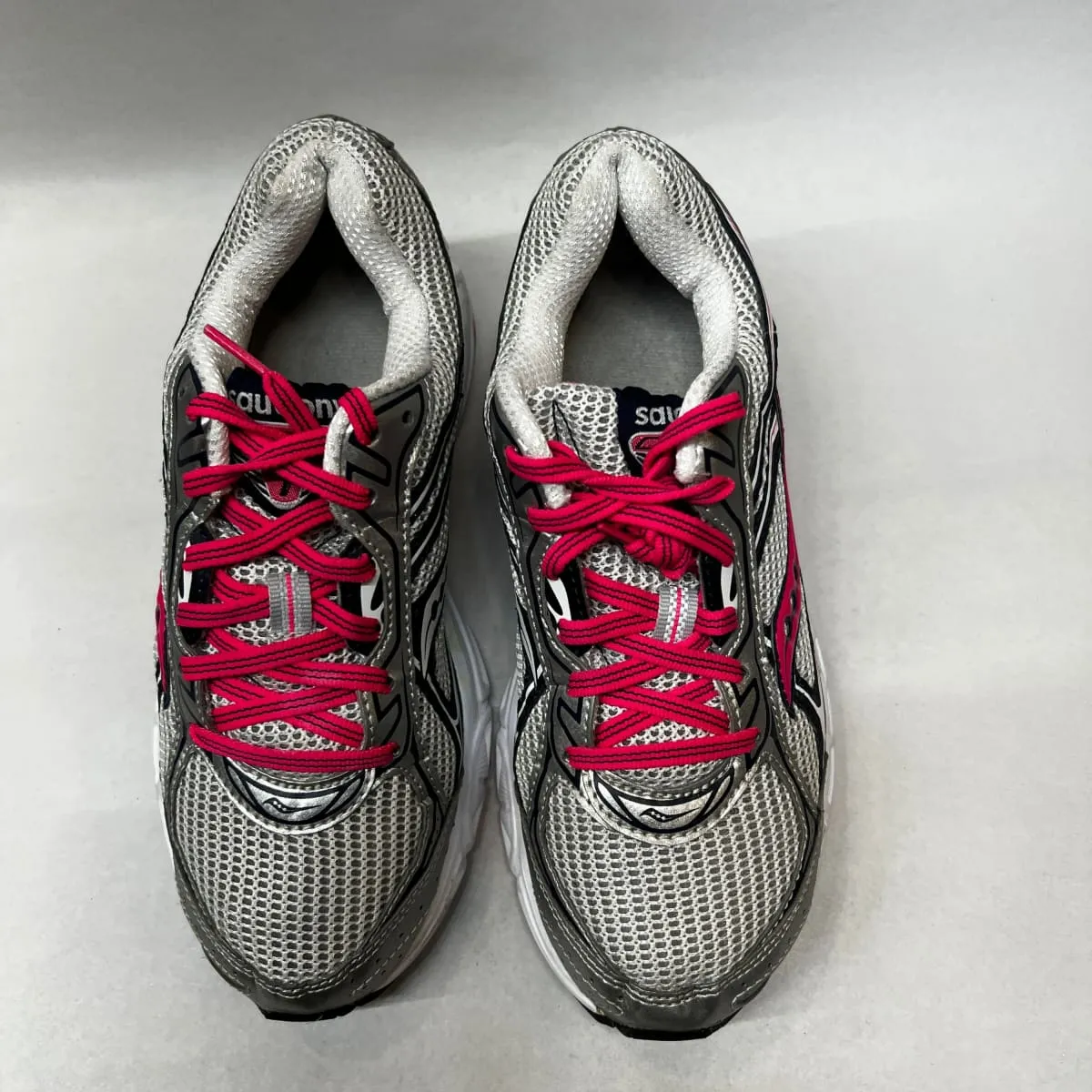 Women's Saucony •Cohesion 7• Running Shoe Silver/Pink 7 Wide - Preowned